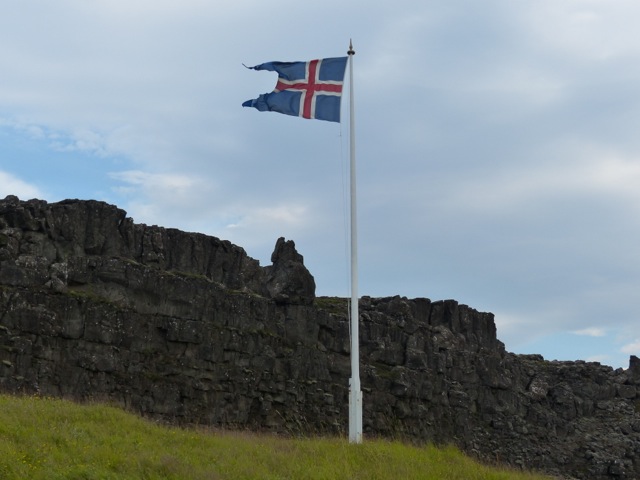 Wo früher der Gesetzessprecher die Vereinbarungen des Parlamentes verkündete, weht heute die isländische Flagge.